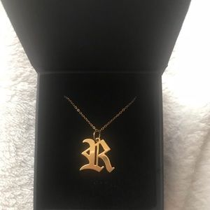 “R” necklace in old English